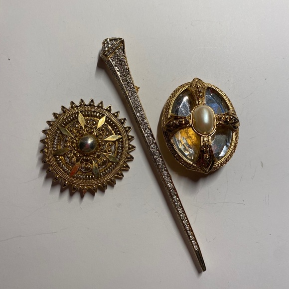 Set of three gold pins - Picture 1 of 1